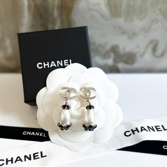 Chanel AB5694 Scallop Pearl Camelia Flower Dangle CC Crystal Drop Earrings - Picture 9 of 9